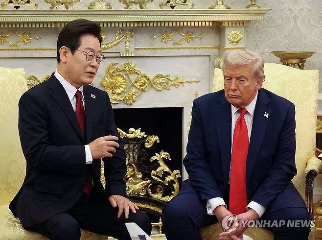 이재명 대통령, 트럼프 대통령과 한·미 정상회담 (워싱턴=연합뉴스) 한상균 기자 = 이재명 대통령이 지난 25일(현지시간) 미국 워싱턴 DC 백악관 오벌오피스에서 도널드 트럼프 미국 대통령과 한미 정상회담을 하고 있다.  2025.8.26 xyz@yna.co.kr