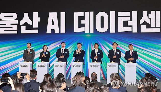 이재명 대통령, 울산 AI 데이터 센터 출범식 세리머니 (울산=연합뉴스) 홍해인 기자 = 이재명 대통령이 20일 울산전시컨벤션센터에서 열린 울산 인공지능(AI) 데이터 센터 출범식에서 참석자들과 함께 기념 세리머니에 참여하고 있다. 2025.6.20 [대통령실통신사진기자단] hihong@yna.co.kr