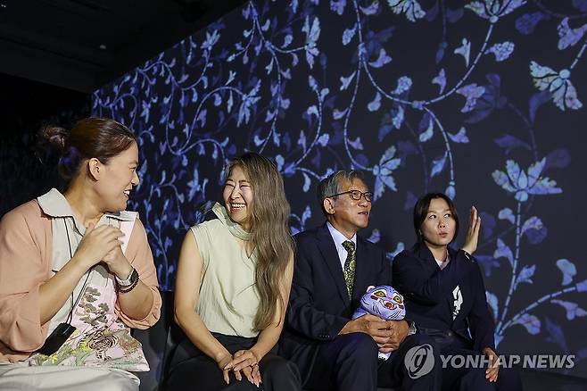 '디지털로 감상하는 우리 문화' (서울=연합뉴스) 김도훈 기자 = 21일 서울 용산구 국립중앙박물관을 예방한 넷플릭스 애니메이션 '케이팝 데몬 헌터스'의 매기 강 감독(왼쪽 두번째)이 유홍준 관장(오른쪽)과 함께 디지털 실감영상관에서 김진경 디지털박물관과 학예연구사의 설명을 들으며 영상을 감상하고 있다. 
    왼쪽부터 김진경 학예연구사, 매기 강 감독, 유홍준 관장, 김민영 넷플릭스 아시아 태평양지역(인도제외) 콘텐츠 총괄(VP). 2025.8.21 superdoo82@yna.co.kr