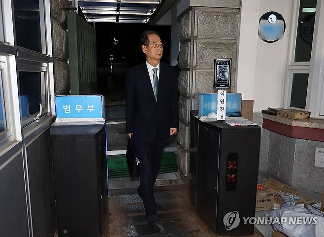 구속영장 기각으로 구치소 나서는 한덕수 전 총리 (의왕=연합뉴스) 김인철 기자 = 윤석열 전 대통령의 내란 방조 및 위증 등 혐의를 받는 한덕수 전 국무총리가 27일 구속영장이 기각돼 경기도 의왕 서울구치소를 나서고 있다. 2025.8.27 yatoya@yna.co.kr