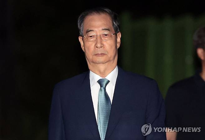 구속 면한 한덕수 전 총리 (의왕=연합뉴스) 김인철 기자 = 윤석열 전 대통령의 내란 방조 및 위증 등 혐의를 받는 한덕수 전 국무총리가 27일 구속영장이 기각돼 경기도 의왕 서울구치소를 나서고 있다. 2025.8.27 yatoya@yna.co.kr