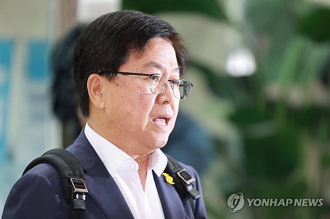 취재진 질문에 답하는 최교진 교육부 장관 후보자 (서울=연합뉴스) 신현우 기자 = 최교진 사회부총리 겸 교육부 장관 후보자가 14일 인사청문회 준비 사무실이 마련된 서울 영등포구 여의도 한국교육시설안전원으로 출근하며 취재진 질문에 답하고 있다. 2025.8.14 nowwego@yna.co.kr