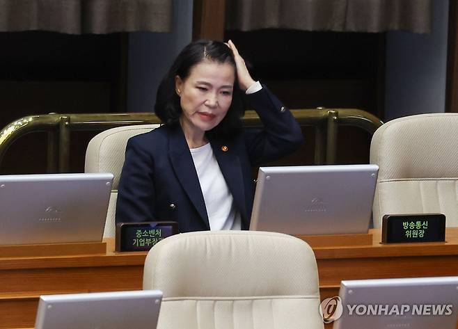 본회의 참석한 이진숙 방송통신위원장 (서울=연합뉴스) 황광모 기자 = 이진숙 방송통신위원장이 21일 방송문화진흥회법 일부개정법률안 표결을 앞둔 서울 여의도 국회 본회의장에 참석해 있다. 2025.8.21 hkmpooh@yna.co.kr