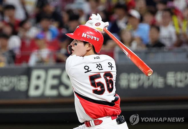 타격하는 오선우 (광주=연합뉴스) 조남수 기자 = 6일 광주기아챔피언스필드에서 열린 프로야구 롯데 자이언츠와 KIA 타이거즈의 경기. KIA 오선우가 6회에 안타를 때리고 있다. 2025.7.6 iso64@yna.co.kr