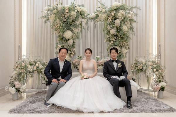 ‘솔로만 오산’ 프로그램을 통해 결혼에 골인한 1호 커플과 이권재 시장 / 오산시 제공