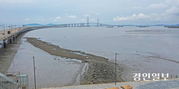 인천 송도국제도시 6·8공구 일대에 남아있는 갯벌,  멀리 인천대교가 보인다. /경인일보DB