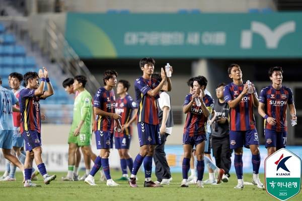 수원FC 선수단이 대구FC에 패배하고 팬들께 감사 인사를 전하고 있다. 2025.8.30 /한국프로축구연맹 제공