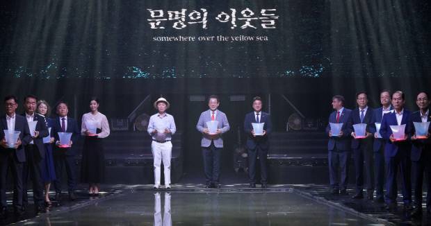 ‘2025 전남국제수묵비엔날레’ 개막식이 29일 오후 목포문화예술회관에서 열린 가운데 김영록 전라남도지사가 내빈들과 개막 세레모니를 하고 있다.