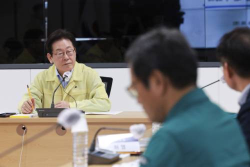 이재명 대통령이 30일 강원 강릉시청 재난안전상황실에서 가뭄 대책 회의를 주재하고 있다. 사진=연합뉴스