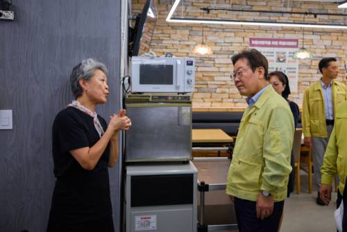 ◇이재명 대통령이 30일 강원 강릉시 경포대 인근 식당을 방문해 가뭄으로 인한 상인들의 피해 상황을 청취하고 있다. 2025. 8.30 연합뉴스