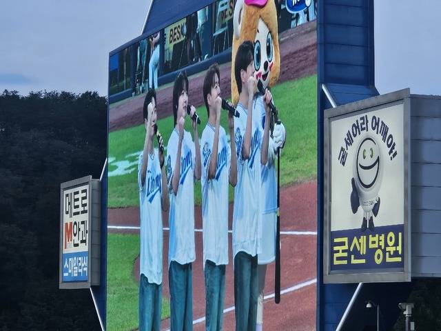 22일 삼성라이온즈와 키움히어로즈 경기에는 포레스탈라가 시구, 시타 등을 하여 큰 박수를 받았다.