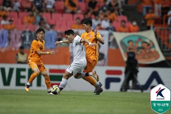 30일 저녁 제주월드컵경기장에서 열린 제주SK와 광주FC의 경기에서 양팀 선수들이 경합하고 있다 (사진=한국프로축구연맹)