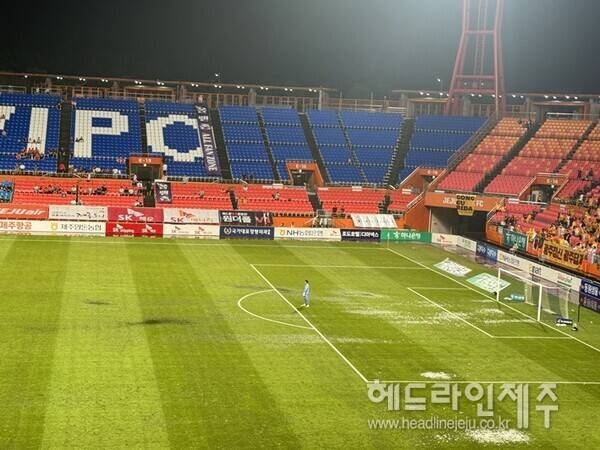 30일 제주SK와 광주FC의 경기가 열리고 있는 제주월드컵경기장에 많은 양의 비가 내리며, 경기장 곳곳에 물이 고여 있다 ⓒ헤드라인제주