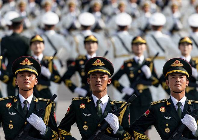 FILE PHOTO: FILE PHOTO: Soldiers of the People‘s Liberation Army (PLA) of China attend a training ahead of a military parade to mark the 80th anniversary of the end of World War Two, in Beijing, China, August 20, 2025. REUTERS/Maxim Shemetov/File Photo/File Photo