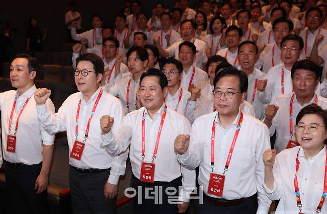 [이데일리 노진환 기자] 장동혁 국민의힘 당대표와 송언석 원내대표 및 의원들이 28일 오후 인천 중구 용유로 인천국제공항공사 인재개발원에서 열린 2025 국민의힘 국회의원 연찬회에서 파이팅을 외치고 있다.