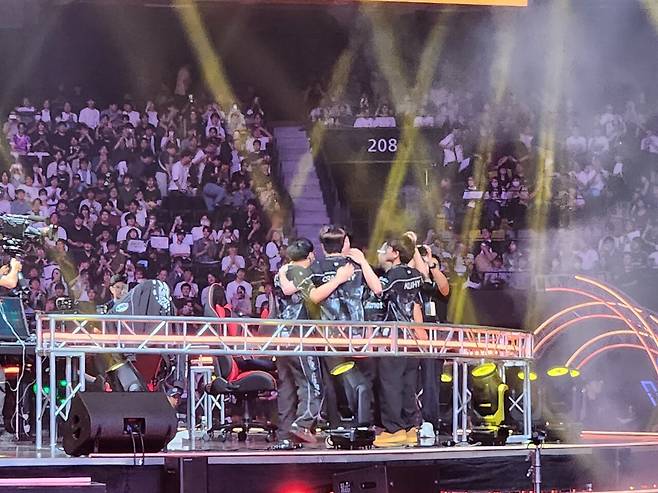 - 환호하는 RRQ 선수들&nbsp;