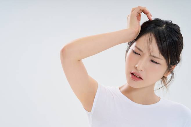 두통이 발생하는 부위에 따라 원인이 다를 수 있다. 두통은 여러 가지 질병의 대표적인 증상이며 전체 인구의 90% 이상이 경험하는 흔한 증상이다. [사진=게티이미지뱅크]