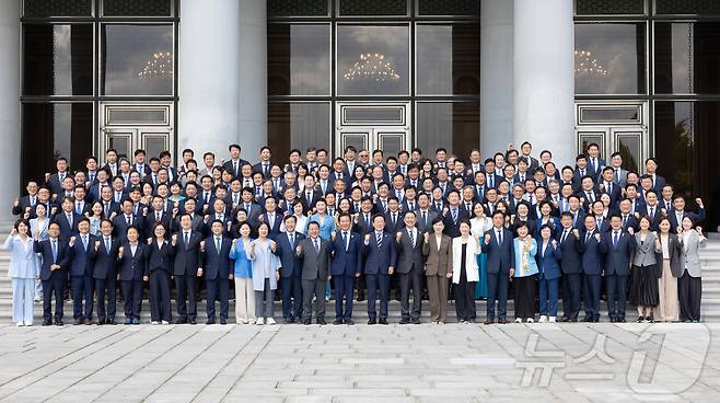 이재명 대통령이 지난 29일 청와대 영빈관에서 열린 더불어민주당 의원 초청 오찬 간담회를 마친 후 참석 의원들과 기념촬영을 하고 있다. (대통령실 제공. 재판매 및 DB 금지) 2025.8.29/뉴스1 ⓒ News1 이재명 기자