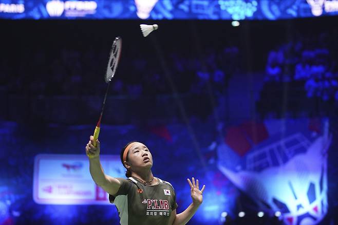 안세영이 30일(한국 시간) 프랑스 파리 아디다스 아레나에서 열린 2025 세계배드민턴연맹(BWF) 세계선수권 여자단식 8강에서 심유진을 상대하고 있다. 사진 | 파리=AP 연합뉴스