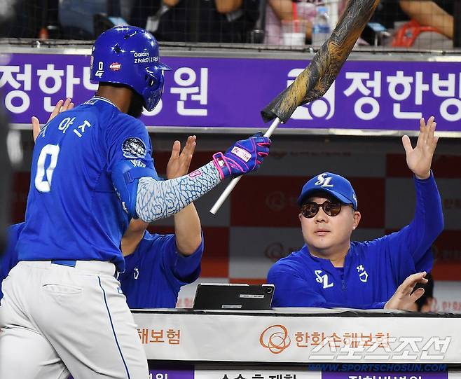 29일 대전 한화생명볼파크에서 열린 삼성-한화전. 3회초 무사 1루. 디아즈가 투런포를 친 후 박진만 감독의 환영을 받고 있다. 대전=정재근 기자 cjg@sportschosun.com/2025.8.29/