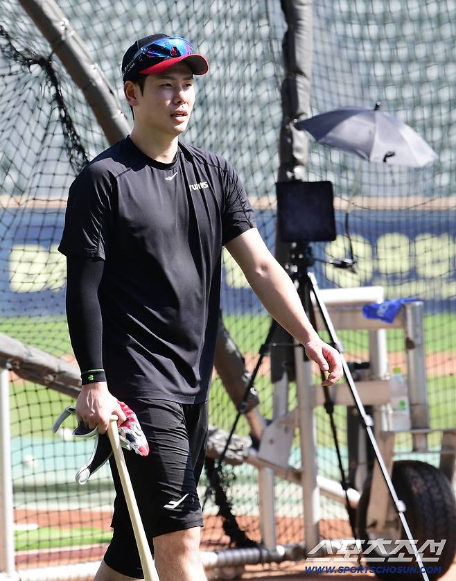 동료들 지켜보는 가운데 타격 훈련을 한 LG 홍창기.