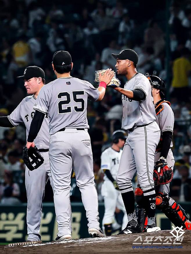 요미우리 마무리투수 마르티네즈는 29일 한신전 9회 등판해 4대3 1점차 승리를 지켰다. 사진캡처=요미우리 자이언츠 SNS