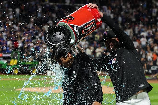 경기 후 축하를 받는 조나 통. Vincent Carchietta-Imagn Images연합뉴스