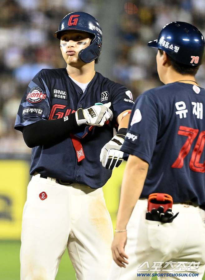 19일 잠실야구장에서 열린 롯데와 LG의 경기, 7회초 2사 1,3루 윤동희가 내야땅볼로 물러나며 아쉬워하고 있다. 잠실=허상욱 기자wook@sportschosun.com/2025.08.19/