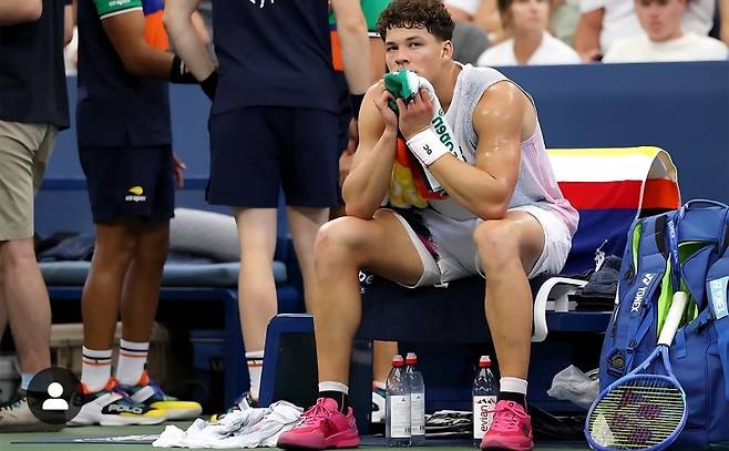 기권 뒤 허탈하게 벤치에 앉아 있는 벤 셸튼. 사진/ATP 투어