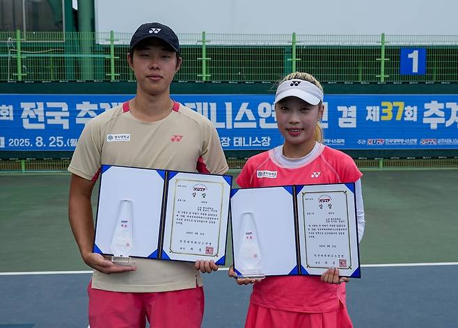 혼합복식 우승 송남기·이지연(이상 명지대)
