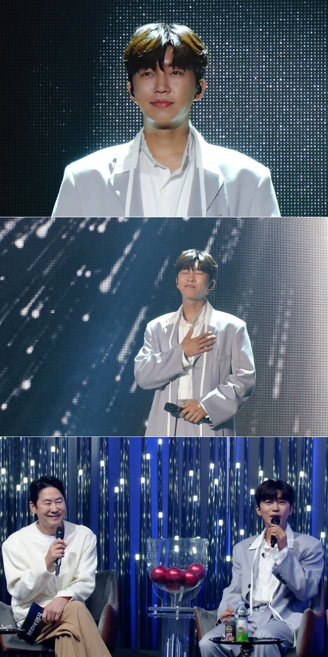 KBS 2TV '불후의 명곡'이 아티스트 임영웅의 첫 단독 특집 '임영웅과 친구들' 편을 2주에 걸쳐 방송한다. 임영웅이 직접 기획하고 섭외, 선곡까지 참여한 이번 특집은 방청 신청만 1만 건이 몰릴 정도로 뜨거운 관심을 받았다. 오늘(30일) 방송되는 1부에서는 임영웅이 데뷔 9주년의 감사함을 담아 '무지개'로 오프닝 무대를 열고, 바로 어제(29일) 발매된 정규 2집 타이틀곡 '순간을 영원처럼'의 라이브 무대를 방송 최초로 공개한다. 임영웅은 신곡을 "평범한 삶의 소중함과 일상의 아름다움을 담은 곡"이라고 소개하며, 호소력 짙은 목소리로 깊은 울림을 선사할 예정이다. 또한, MC 김준현이 다음 주 2부에서도 또 다른 신곡 무대가 공개될 것을 예고해 기대감을 높였다. 이적, 린, 로이킴 등 임영웅이 직접 섭외한 화려한 라인업의 친구들이 함께하는 이번 특집은 오늘 오후 6시 5분에 첫 방송된다.