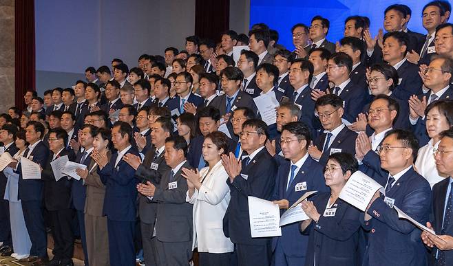 더불어민주당 정청래 대표와 김병기 원내대표를 비롯한 소속 의원들이 29일 인천시 중구 파라다이스시티 컨벤션에서 열린 2025 정기국회 더불어민주당 의원단 워크숍에서 결의문을 채택한 뒤 박수를 치고 있다. /연합뉴스