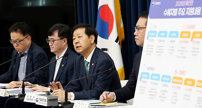 구윤철 경제부총리 겸 기획재정부 장관이 지난 28일 세종시 정부세종청사 중앙동에서 열린 2026년 예산안 및 2025-2029 국가재정운용계획을 발표하고 있다. /뉴스1