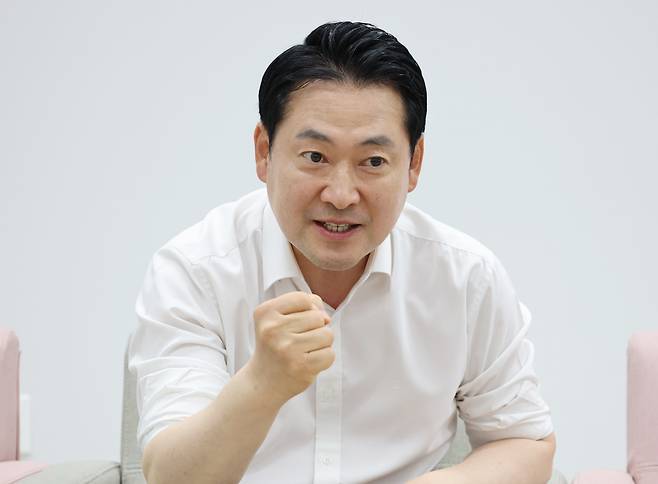 장동혁 신임 국민의힘 대표가 지난 28일 국민의힘 의원 연찬회가 열린 인천국제공항공사 인재개발원에서 본지와 인터뷰하고 있다. 장 대표는 “제대로 싸우는 분들만 공천할 것”이라고 했다. /남강호 기자