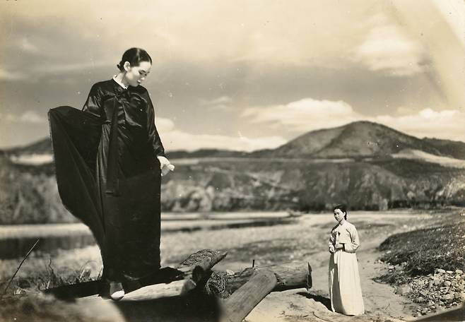 1941년 영화 '복지만리'에 출연한 전옥(왼쪽)/한국영상자료원