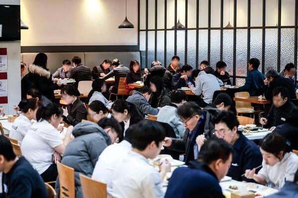 서울 시내 한 구내식당을 찾은 직장인들이 점심식사를 하고 있다. /뉴시스