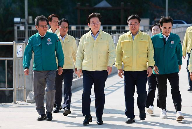 이재명 대통령이 30일 강원 강릉시 성산면 오봉저수지를 방문해 가뭄 피해 상황 등을 점검을 위해 이동하고 있다. /뉴시스