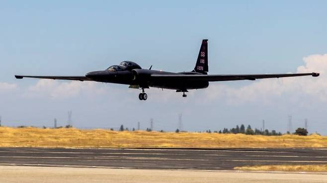 첫비행 70주년을 맞아, 7월31일 캘리포니아주의 비일 공군기지를 이륙하는 U-2/미 공군