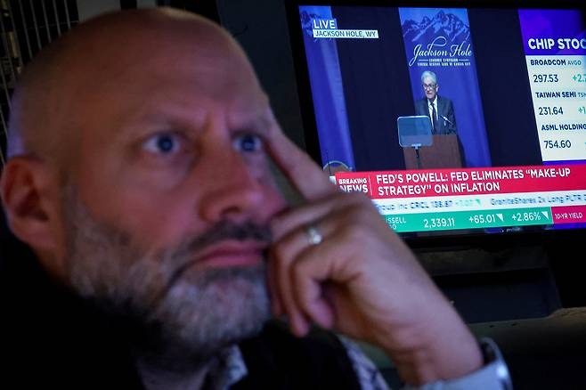 트레이더들이 미국 뉴욕증권거래소(NYSE)에서 일하고 있다. /연합뉴스