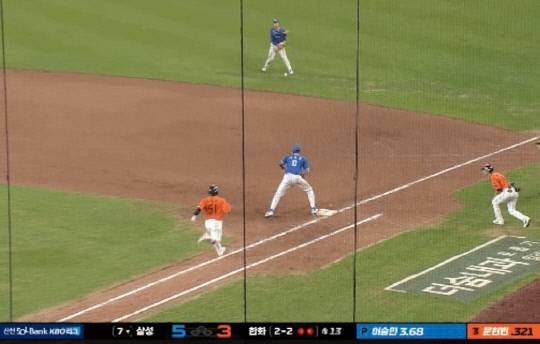 29일 대전 한화생명볼파크에서 열린 한화이글스와 삼성라이온즈 경기에서 7회말 2사 상황에서 문현빈이 1루로 전력 질주하고 있다. TVING 갈무리