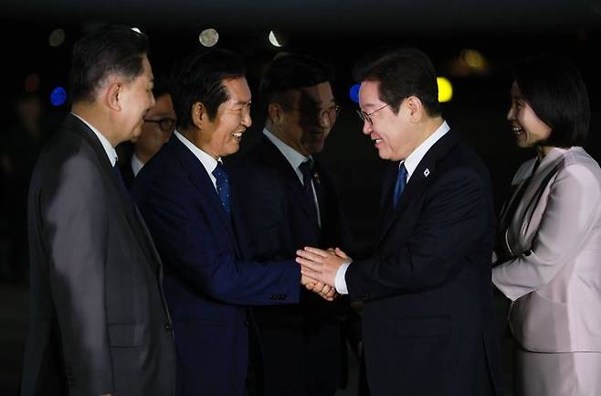 일본·미국 순방 일정을 마치고 귀국한 이재명 대통령이 28일 경기 성남 서울공항에서 정청래 더불어민주당 대표와 악수하고 있다. ⓒ뉴시스