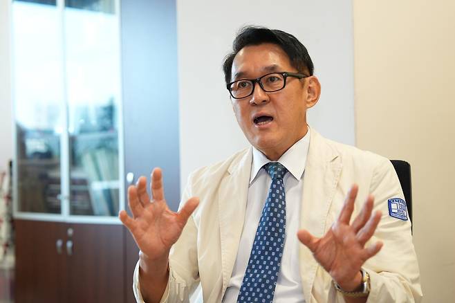 김완욱 서울성모병원 류마티스 내과 교수는 과거 난치성 질병으로 여기던 류마티스 관절염이 최근 진단 기술과 신약 개발로 완치 가능한 질병으로 바뀌고 있다고 말했다. 김 교수는 증세가 나타나는 초기 골든타임에 병을 치료해야 완치율을 높일 수 있다고 강조했다. 서울성모병원 제공