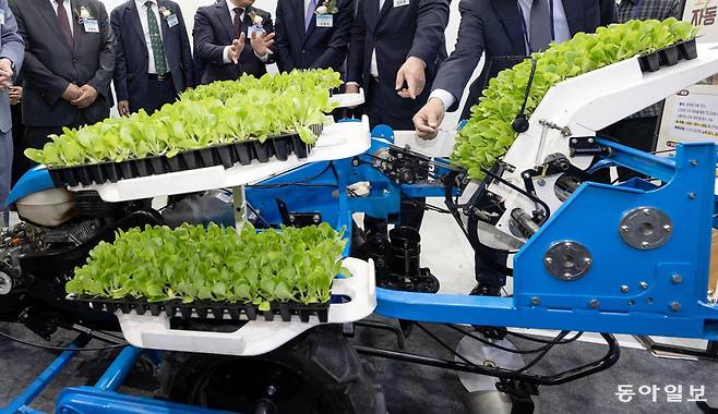 농촌진흥청 부스에서는 배추를 자동으로 정식(모종을 밭에 심는 것)해 주는 기계 ‘정식기’가 소개됐다. 송은석 기자 silverstone@donga.com