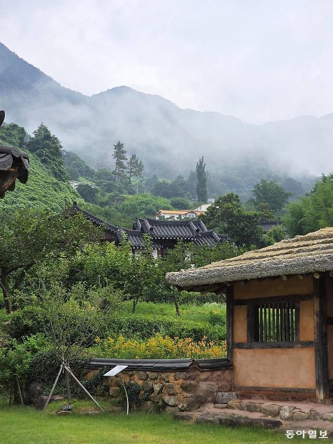 토지 드라마 촬영지인 최참판댁 마을에 있는 초가집.