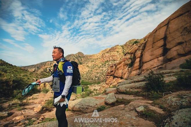 이종민 대표가 올 6월 몽골 고비사막 마라톤을 달리다 포즈를 취했다. 이종민 대표 제공.