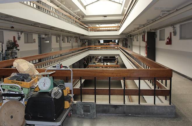 수리수리협동조합이 있는 세운상가 가동 7층의 모습. 이 장인은 이곳이 거주시설과 업무시설이 공존한다며, 쉽사리 떠날 수 없는 장소라고 했다. (사진=김영호 기자 rladudgh2349@donga.com)