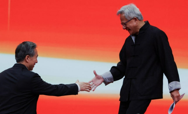 엔비디아의 최고경영자(CEO)인 젠슨 황(오른쪽)이 지난 7월 16일 중국 베이징에서 열린 제3회 중국국제공급망촉진박람회에 참석하고 있다. 로이터=연합뉴스