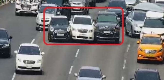 올림픽대로 김포 방향에서 발생한 추돌사고로 인해 차 세 대가 한 몸처럼 붙어버린 모습. 고대 그리스 신화에 등장하는 세 개의 머리를 가진 개 '케르베로스'를 연상케 해 '올림픽대로 케르베로스'라고 불렸다. 사진=서울시 교통정보시스템 X(엑스 舊 트위터)