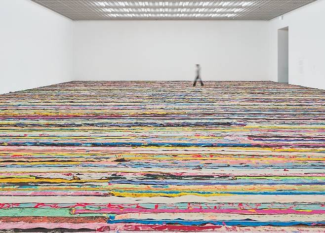 작품 위를 마음껏 밟고 걸어도 된다. 도시 공간의 이면을 읽는 마크 브래드포드의 사회적 추상, ‘떠오르다’(2019). 아모레퍼시픽 미술관 제공