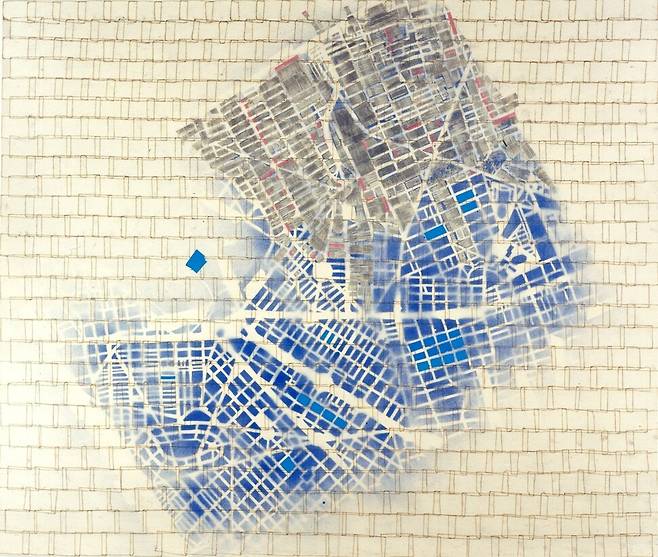 지도처럼 펼쳐진 브래드포드의 화면은 도시의 구조적 불평등의 흔적을 응축한다. 반투명 파마 용지를 사용한 ‘엔드 페이퍼\' 연작 중 ‘블루\', 2005. 아모레퍼시픽 미술관 제공